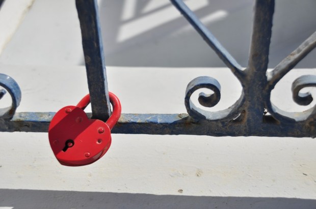 santorini_fence_lock_red_greek_island_greece-1348862.jpg!d